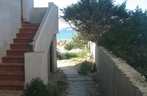 Sa Rocca Tunda Villa | Le bruit de la mer. Maison sur la plage, entourée de verdure, en Sardaigne.