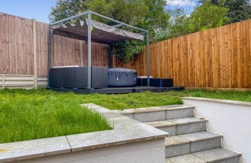 Brunswick Park Maison | The Spa Nook with Hot Tub, Sauna and Room for 8