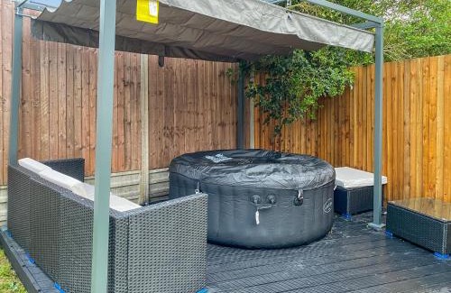 Brunswick Park Maison | The Spa Nook with Hot Tub, Sauna and Room for 8