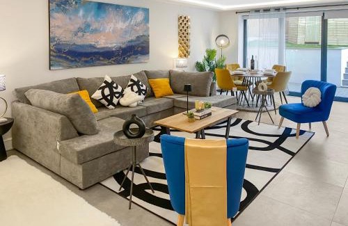 Brunswick Park Maison | The Spa Nook with Hot Tub, Sauna and Room for 8