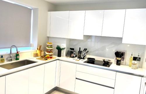 Brunswick Park Maison | The Spa Nook with Hot Tub, Sauna and Room for 8