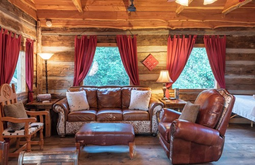 Brenham Cabine | The Spa Vista Private Log Cabin at Scenic Hill Retreat with Hot Tub and Moon Tower