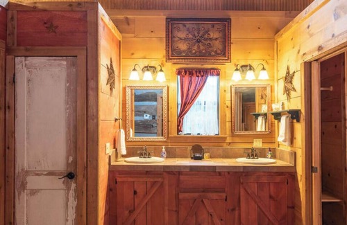 Brenham Cabine | The Spa Vista Private Log Cabin at Scenic Hill Retreat with Hot Tub and Moon Tower
