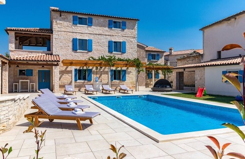 Bokordici Villa | La spacieuse et belle villa avec piscine privée et grande cour avec jardin