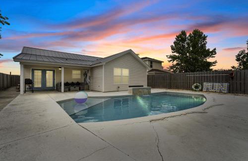 Lynn Haven Maison | The Splash Pad Sleeps 13 w Pool Patio and Garage
