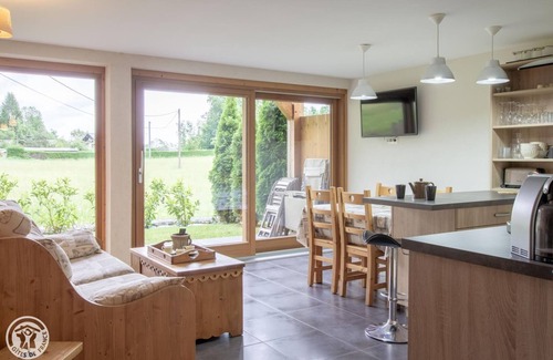 Taninges Appartement | Le Chalet du Pic Gîte Cosy au calme, SPA privatif et fitness