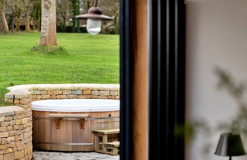Hawling Maison | The Stables at Lilac Cottage by Interhome