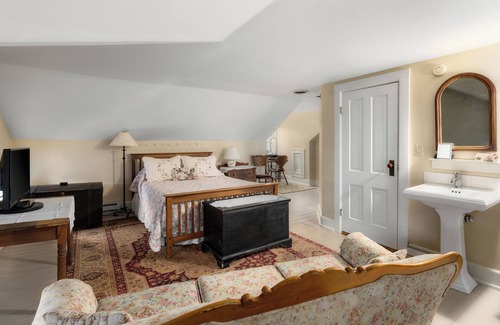 Cedarburg Lit Et Petit-Déjeuner | The Stagecoach Inn Bed & Breakfast and Five20 Social Stop
