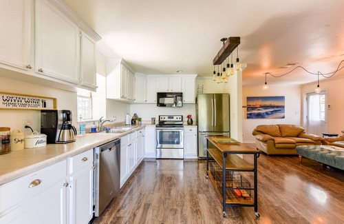 Yacht Harbor Maison | The Stewart House- Private Pool and Lake Access
