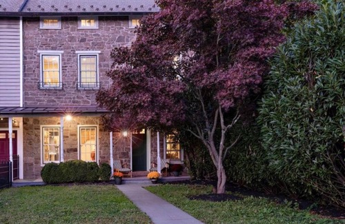 Stockton Maison | The Stone House on Main Street