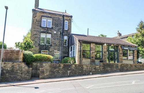 Oakworth Maison | THE STONE MASONS HOUSE, pet friendly, with hot tub in Oakworth