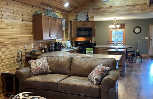 Stoutsville Cabine | “The Stoutsville Cabin” offers you a peaceful and secluded getaway!