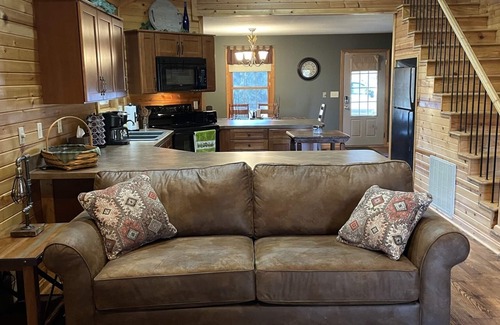 Stoutsville Cabine | “The Stoutsville Cabin” offers you a peaceful and secluded getaway!