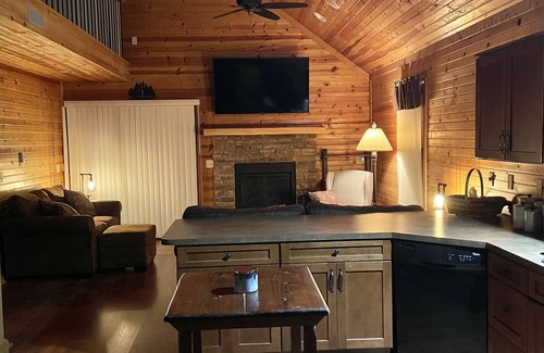 Stoutsville Cabine | “The Stoutsville Cabin” offers you a peaceful and secluded getaway!