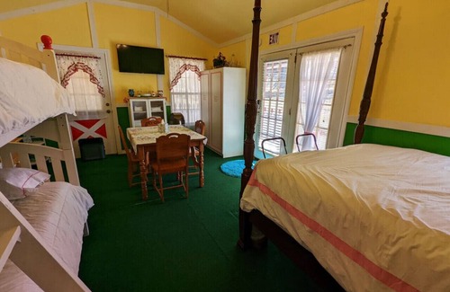 Canton Cabine | The Strawberry House Near First Monday Trade Days
