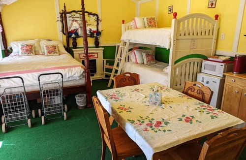 Canton Cabine | The Strawberry House Near First Monday Trade Days