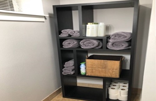 Tigard Maison | La suite vous donnera le confort de la maison avec des touches chaleureuses détaillées.