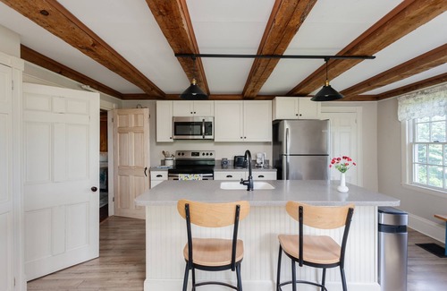 North Berwick Hôtel | The Sunroom Suite-3 spacious rooms, full kitchen 20 minutes to ocean