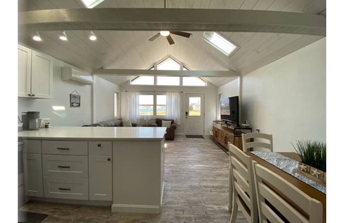 Hull Maison | The Sunset Bay Retreat - Cozy Beach Bungalow