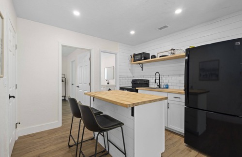 River District Appartement | The Surf Suite | Dog | Near AMI | Near IMG | Patio | TV