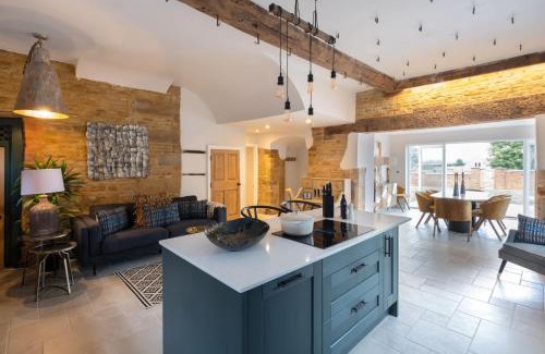 Kelmarsh Maison | The Talbot - Exclusive Home with Hot Tub