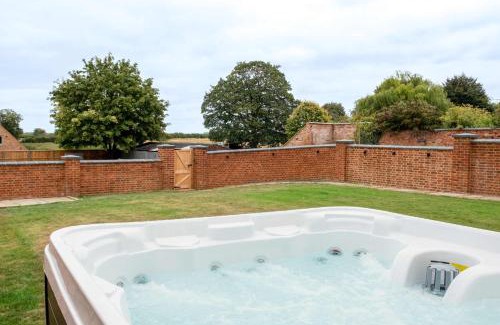 Kelmarsh Maison | The Talbot - Exclusive Home with Hot Tub