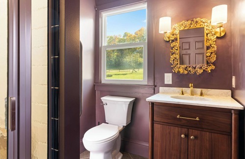 Bakerstown Autre | The Tea House + Hot Tub