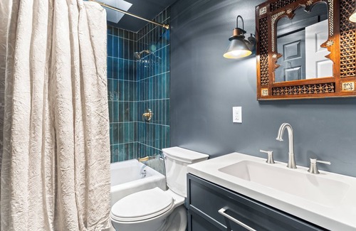 Bakerstown Autre | The Tea House + Hot Tub