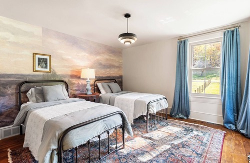 Bakerstown Autre | The Tea House + Hot Tub