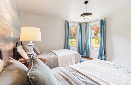 Bakerstown Autre | The Tea House + Hot Tub