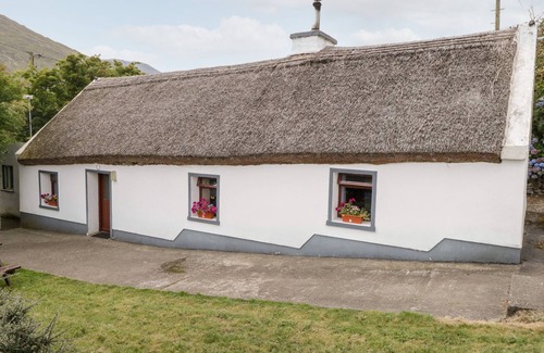 Carrowkennedy Cottage | THE THATCHED COTTAGE, pet friendly in Drummin, County Mayo