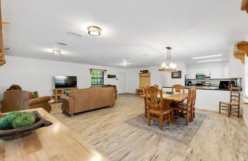 Fort White Cabine | The Tipsy Turtle located on Ichetucknee River!