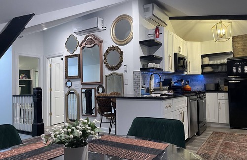 Short North Appartement | The Top of the Stairs: Chic Loft on 3rd Ave