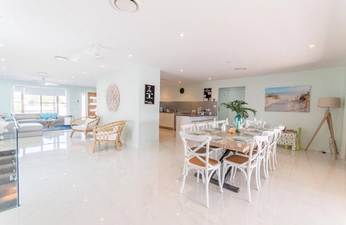 Central Coast Maison | Le Toukley Boathouse au bord de l'eau absolu avec votre propre rampe de mise à l'eau