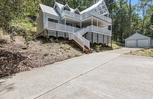 Cooranbong Maison | The Tree House, a 5-bedroom house with AC and WiFi in enchanting Cooranbong