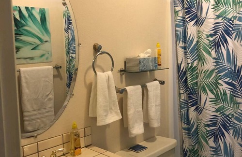 Bluff Heights Maison | “The Tree House” near beach, 2King beds, free parking, no extra cleaning fees