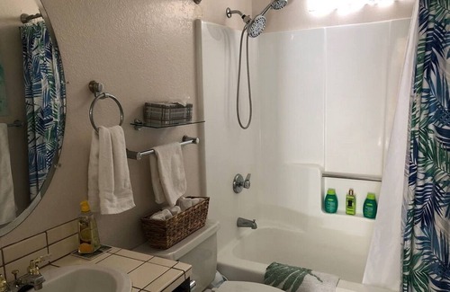 Bluff Heights Maison | “The Tree House” near beach, 2King beds, free parking, no extra cleaning fees