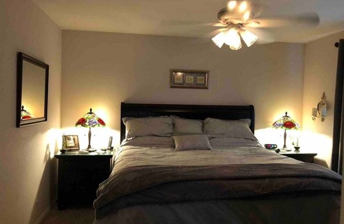 Bluff Heights Maison | “The Tree House” near beach, 2King beds, free parking, no extra cleaning fees
