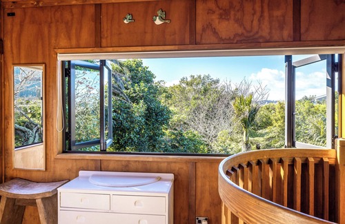 Oneroa Maison | The Treehouse - soak in the private hot spa pool under the stars!