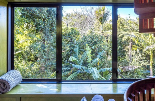 Oneroa Maison | The Treehouse - soak in the private hot spa pool under the stars!