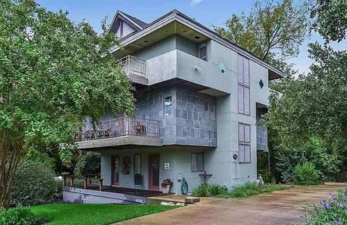Bryan Villa | The Treehouse with 3 King beds and one Queen