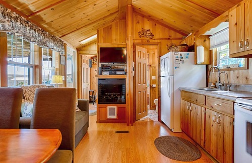 Valois Cottage | Le Trottage: "Maison moderne 2 chambres au lac Seneca"