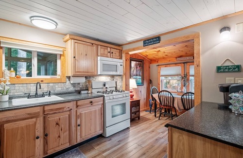 West Alton Cottage | The Ultimate Getaway at a Charming Two-Bedroom Lakeside Cottage on Winnipesaukee
