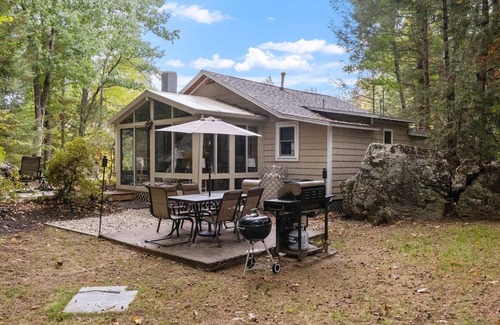West Alton Cottage | The Ultimate Getaway at a Charming Two-Bedroom Lakeside Cottage on Winnipesaukee