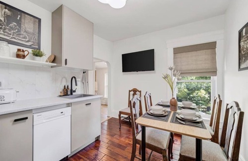 Waterloo Maison | The Uptown Home - Steps from Uptown