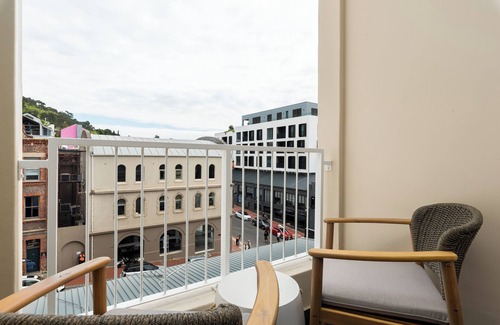 Flora Park Appartement | The Valour Charming Apartment | City and Hill Views