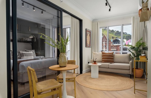 Flora Park Appartement | The Valour Charming Apartment | City and Hill Views