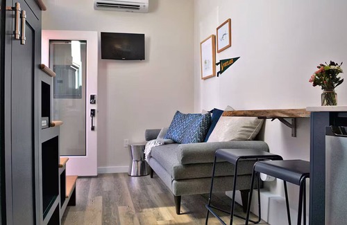 Alphabet Historic District Hôtel | The Vera - Cute Tiny House - AC, WiFi, 96 Walk Score!