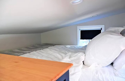 Alphabet Historic District Hôtel | The Vera - Cute Tiny House - AC, WiFi, 96 Walk Score!
