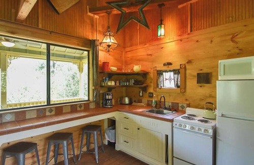 Brenham Cabine | The Veranda is a Secluded Romantic Cabin at Scenic Hill Retreat with Whirlpool Tub